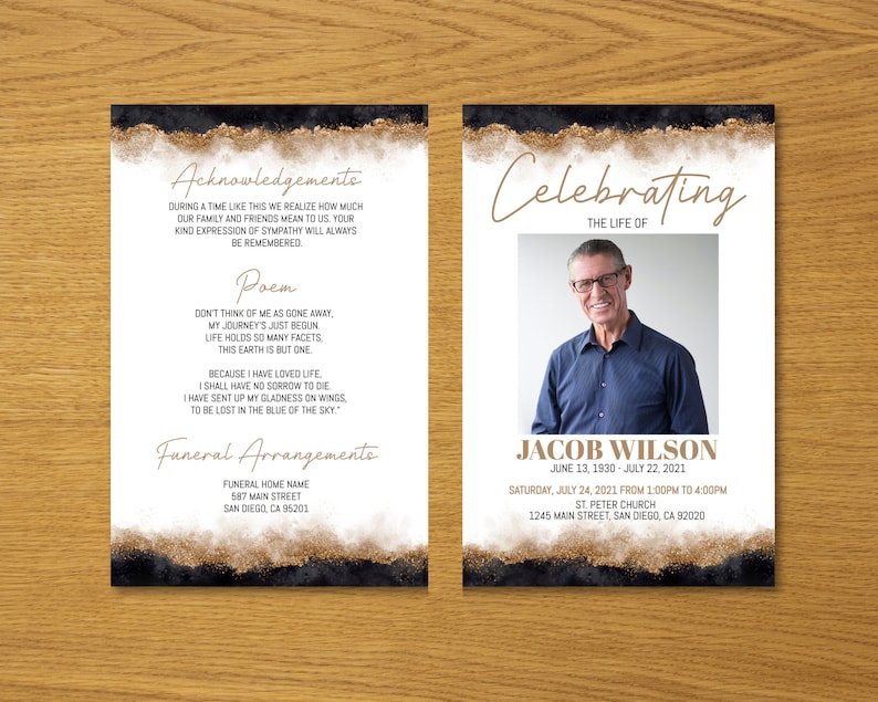 Puede incluir: Una tarjeta de anuncio de funeral negra y dorada con una foto de un hombre con una camisa azul y gafas. El texto dice "Celebrando la vida de Jacob Wilson, 13 de junio de 1930 - 22 de julio de 2021. S&aacute;bado, 24 de julio de 2021 de 1:00 pm a 4:00 pm. Iglesia de San Pedro, 1245 Main Street, San Diego, CA 92020."