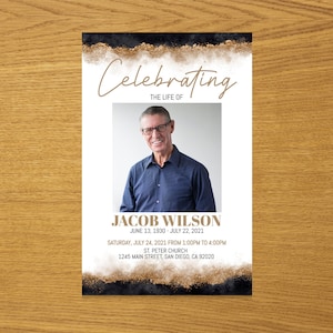 Puede incluir: Una tarjeta de anuncio de funeral negra y dorada con una foto de un hombre con una camisa azul. La tarjeta dice "Celebrando la vida de Jacob Wilson, 13 de junio de 1930 - 22 de julio de 2021. S&aacute;bado 24 de julio de 2021 de 1:00 PM a 4:00 PM. Iglesia de San Pedro, 1245 Main Street, San Diego, CA 92020."