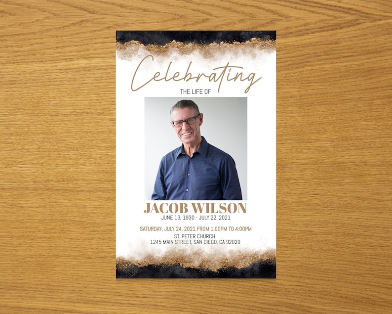Puede incluir: Una tarjeta de anuncio de funeral negra y dorada con una foto de un hombre con una camisa azul. La tarjeta dice "Celebrando la vida de Jacob Wilson, 13 de junio de 1930 - 22 de julio de 2021. S&aacute;bado 24 de julio de 2021 de 1:00 PM a 4:00 PM. Iglesia de San Pedro, 1245 Main Street, San Diego, CA 92020."
