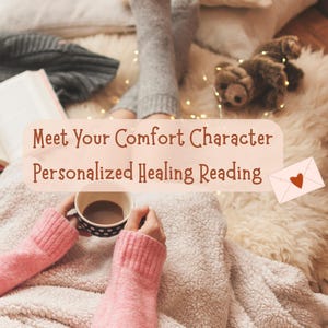 Può includere: Una scena accogliente con il testo "Meet Your Comfort Character Personalized Healing Reading". Una persona tiene in mano una tazza di caffè, con maniche rosa, mentre si rilassa su una soffice coperta. Sono visibili anche un orsacchiotto e un libro aperto.