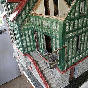 Vintage Puppenhaus XIX altes Welpenhaus Tudor Normand handgefertigt Bild 7