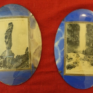 lot de deux cartes postales fixé sous verre. souvenir des alpes