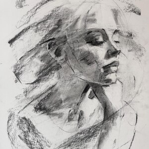 Puede incluir: Un dibujo a carboncillo del rostro de una mujer de perfil, con los ojos cerrados y una expresi&oacute;n serena. La obra de arte utiliza trazos audaces y expresivos para crear una sensaci&oacute;n de movimiento y textura. El dibujo est&aacute; sobre un fondo blanco.