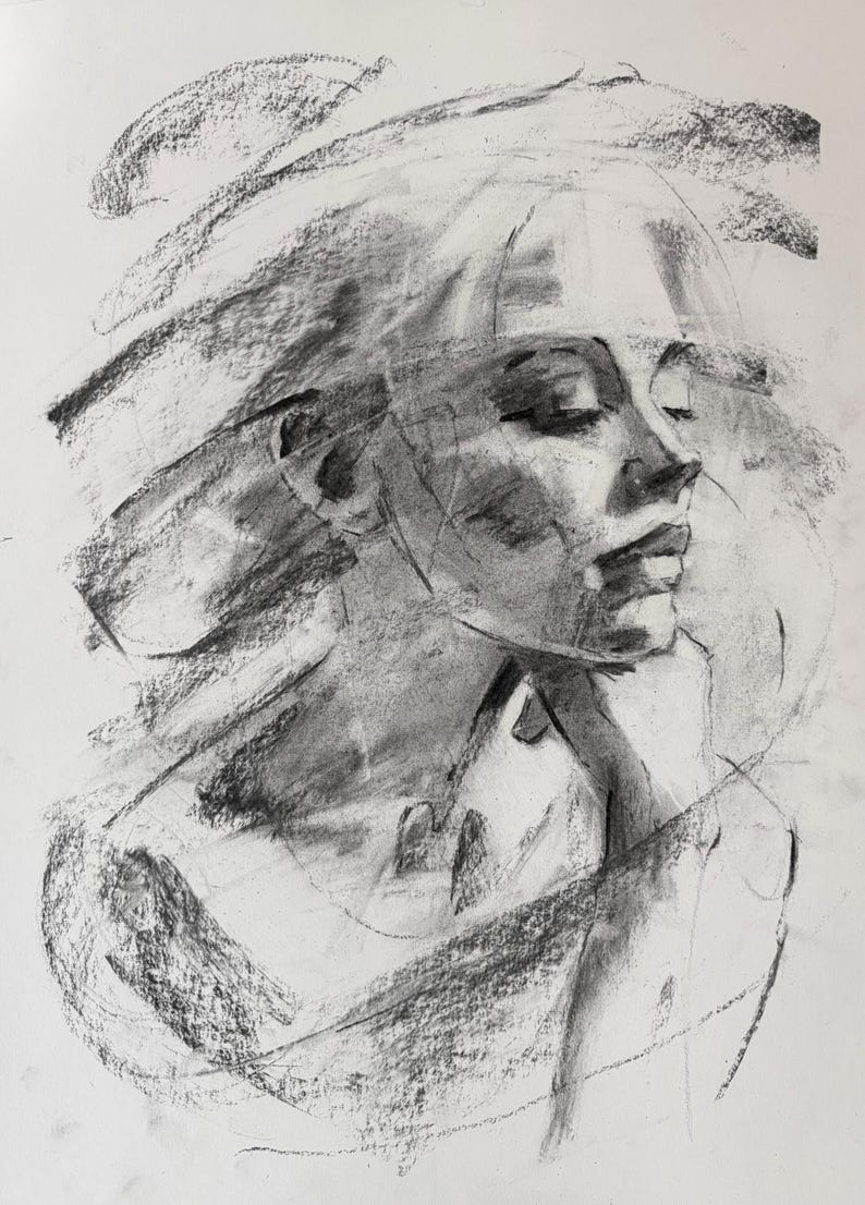 Puede incluir: Un dibujo a carboncillo del rostro de una mujer de perfil, con los ojos cerrados y una expresi&oacute;n serena. La obra de arte utiliza trazos audaces y expresivos para crear una sensaci&oacute;n de movimiento y textura. El dibujo est&aacute; sobre un fondo blanco.