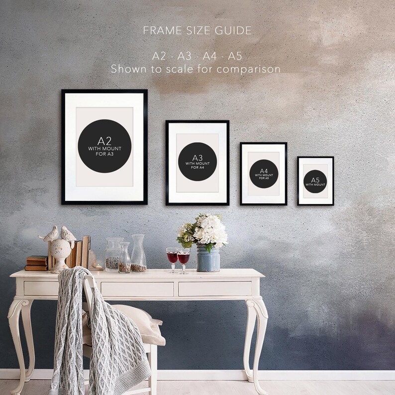 Puede incluir: Una taza de cer&aacute;mica blanca con un asa negra y el texto "But First, Coffee" en negro, con una fuente de estilo manuscrito. La taza est&aacute; sobre una superficie blanca.