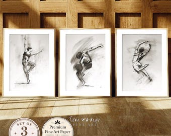 Könnte beinhalten: Ein Set aus drei gerahmten Kohlezeichnungen auf weißem Papier, die jeweils eine tanzende Person in einer anderen Pose zeigen. Die Drucke sind als Tom Starles Fine Art auf hochwertigem Kunstdruckpapier, glatt matt, 210g/m² gekennzeichnet. Die Kunstwerke zeigen ausdrucksstarke schwarze Striche auf hellem Hintergrund in einfachen Rahmen.