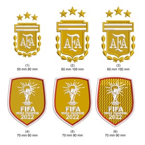 Puede incluir: Seis versiones diferentes de un parche bordado con el logotipo de la Asociación Argentina de Fútbol (AFA). Los tres primeros parches son dorados con letras blancas y una corona de laurel. Los tres últimos parches son dorados con un contorno blanco y un contorno rojo. Los tres últimos parches presentan un trofeo blanco con un globo dorado y un estallido de sol. El texto "FIFA World Champions 2022" está impreso en blanco sobre una pancarta roja.