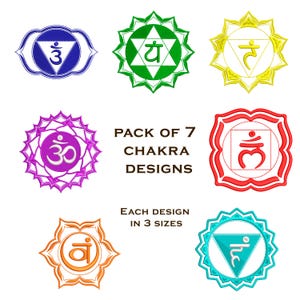 Puede incluir: Una colección de siete diseños de chakras bordados en azul, verde, amarillo, morado, rojo, naranja y turquesa, con el texto PACK OF 7 CHAKRA DESIGNS y EACH DESIGN IN 3 SIZES centrado entre los símbolos circulares y geométricos.