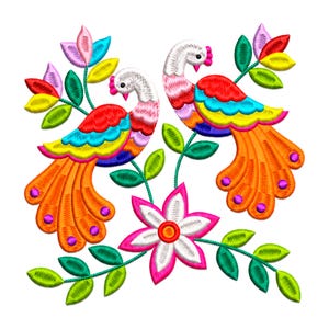 Puede incluir: Un diseño de bordado que muestra dos aves con cabezas blancas, alas rojas y azules, y colas en forma de abanico de color naranja con detalles morados. Las aves están rodeadas de hojas verdes, pétalos multicolores y una flor central rosa y blanca.