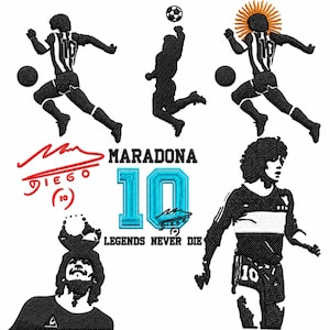 Può includere: Una collezione di ricami in bianco e nero con sagome di calciatori, il numero 10 in azzurro e il testo MARADONA LEGENDS NEVER DIE. Include una firma rossa, un motivo solare e un ritratto dettagliato di un calciatore.