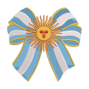 Puede incluir: Lazo bordado con el diseño de la bandera argentina. El lazo tiene rayas celestes y blancas con un borde dorado. El centro presenta un sol amarillo con una cara.