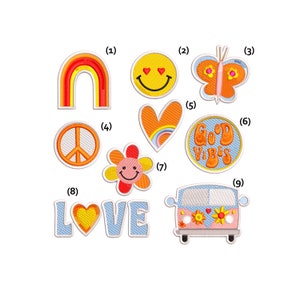 Peut inclure: Neuf patchs brodés colorés à repasser avec différents motifs, dont un arc-en-ciel, un visage souriant, un papillon, un signe de paix, une fleur, un cœur, un van et le mot "LOVE".