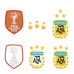 Puede incluir: Una colección de parches bordados que incluye el escudo de la FIFA World Champions 2022 en naranja y blanco, tres estrellas doradas etiquetadas con 78, 86 y 22, y el emblema de la AFA en oro y azul con tres estrellas encima, sobre fondo blanco.