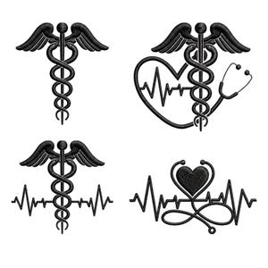 Può includere: Un set di quattro ricami neri con simboli medici. La collezione include un caduceo, un caduceo combinato con un cuore e uno stetoscopio, un caduceo con una linea ECG e una forma a cuore creata da uno stetoscopio con una linea ECG.