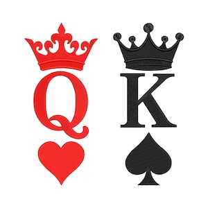 Puede incluir: Diseño bordado con una Reina de Corazones roja y un Rey de Picas negro. La Reina tiene una corona roja y la letra "Q", con un corazón rojo debajo. El Rey tiene una corona negra, la letra "K" y una pica negra.