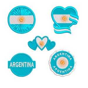以下が含まれることがあります： アルゼンチン国旗をあしらった刺繍パッチのコレクション。デザインには、円、ハート、バッジがあり、すべて青、白、金の色合いです。「ARGENTINA」の文字が一部のパッチに表示されています。