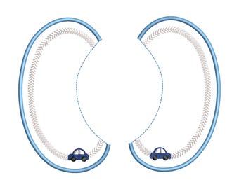 Puede incluir: Un diseño de bordado con dos bordes curvos de color azul claro simétricos. Cada borde contiene una pista blanca con patrón de chevrón y un pequeño icono de coche azul oscuro situado en el extremo inferior de la curva.