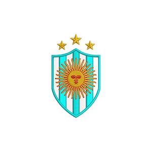 Puede incluir: Un escudo azul y blanco con un sol dorado y tres estrellas doradas. El sol tiene una cara roja.