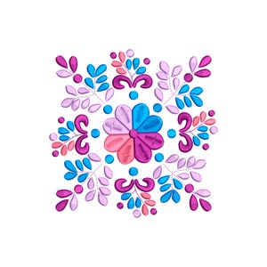 Puede incluir: Un diseño de bordado floral rosa, azul y morado con una flor central y hojas que la rodean.