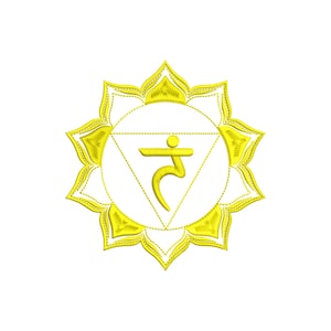 Puede incluir: Un mandala bordado amarillo con un símbolo estilizado en el centro. El símbolo es un contorno amarillo de una persona con los brazos extendidos y una línea curva debajo. El mandala es un diseño circular con un patrón de flores.