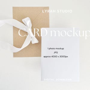 Maqueta de sobre de papel kraft con lazo blanco de 5 x 7 / Maqueta de invitación de boda estética de lujo