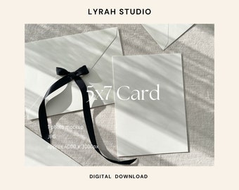 Maqueta de tarjeta de invitación color crema de 5x7 con sobre y lazo negro, maqueta de tarjeta de propuesta minimalista para dama de honor