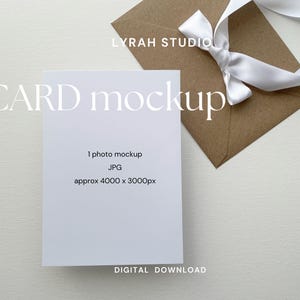 Faire-part en carton blanc 5 x 7 avec noeud blanc, maquette d'enveloppe kraft | Maquette d'invitation moderne