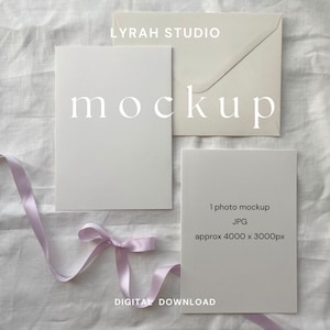Suite de cartes 5 x 7 avec enveloppe et maquette de noeud lilas | Jeu de cartes de mariage moderne, maquette à plat | Deux cartes de voeux avec photo au style unique