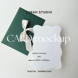 Könnte beinhalten: Ein Mock-up mit einer weißen Karte mit gewelltem Rand und einem dunkelgrünen Umschlag, der mit einem cremefarbenen Band gebunden ist. Der Text "CARD mockup" wird zusammen mit "LYRAH STUDIO" und "DIGITAL DOWNLOAD" angezeigt. Das Bild ist eine JPG-Datei, ca. 4000 x 3000px.