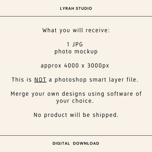Puede incluir: Gr&aacute;fico de descarga digital con texto sobre un fondo crema. El texto dice "LYRAH STUDIO" en la parte superior, seguido de detalles sobre una maqueta fotogr&aacute;fica JPG, sus dimensiones e instrucciones de uso. La parte inferior del gr&aacute;fico dice "DESCARGA DIGITAL".