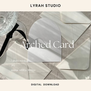 Puede incluir: Una maqueta con una tarjeta arqueada, sobres y un vaso con una cinta negra. El texto "Arched Card" se muestra de forma destacada. La imagen es una descarga digital, con una resoluci&oacute;n de aproximadamente 4000 x 3000px.