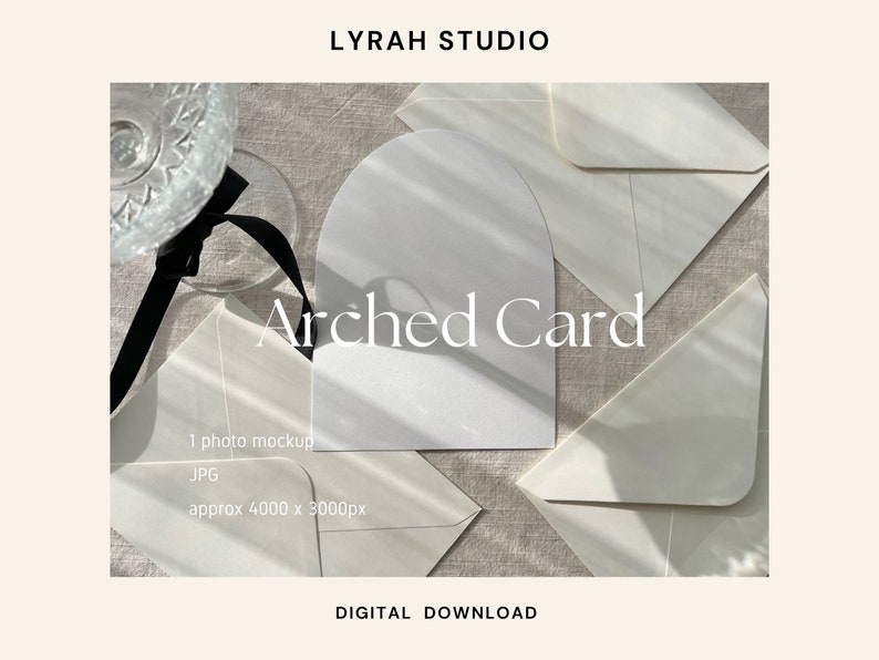 Puede incluir: Una maqueta con una tarjeta arqueada, sobres y un vaso con una cinta negra. El texto "Arched Card" se muestra de forma destacada. La imagen es una descarga digital, con una resoluci&oacute;n de aproximadamente 4000 x 3000px.
