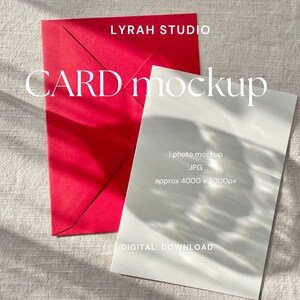 Mockup di biglietto 5x7 con busta rossa su lino naturale stropicciato / Mockup di invito moderno con foto / Biglietto crema e busta rossa Flatlay