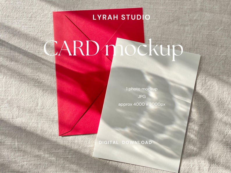 Puede incluir: Una maqueta de tarjeta blanca con un sobre rojo sobre una superficie beige texturizada. La tarjeta tiene una sombra proyectada sobre ella desde el sobre. El texto "LYRAH STUDIO CARD mockup" est&aacute; en la parte superior de la imagen. El texto "1 photo mockup JPG approx 4000 x 3000px DIGITAL DOWNLOAD" est&aacute; en la parte inferior de la imagen.