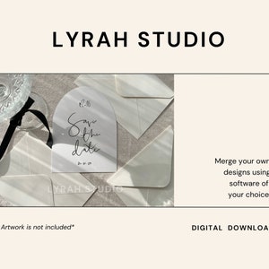 Puede incluir: Descarga digital de un dise&ntilde;o de invitaci&oacute;n de boda. El dise&ntilde;o incluye una tarjeta blanca en forma de arco con el texto "Save the date" en escritura elegante, acompa&ntilde;ada de sobres blancos. La imagen tambi&eacute;n incluye el texto "LYRAH STUDIO".