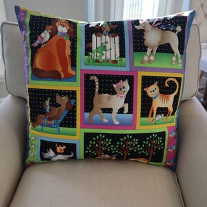 Pu&ograve; includere: Un cuscino bianco e nero con un design a patchwork colorato che presenta vari animali, tra cui cani, gatti e uccelli. Il cuscino ha uno sfondo nero con pois bianchi ed &egrave; decorato con quadrati colorati che presentano diversi animali e scene.