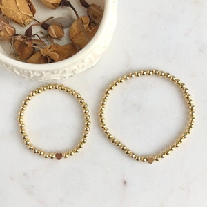 Ensemble de mini bracelets maman dorés, bijoux maman fille assortis, cadeau maman et moi, bracelets coeur assortis, cadeau fête des mères, cadeau fille