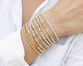 Gold und Silber Perlen Armbänder, gemischte Metall Schmuck, zierliche Gold Armband Stapel, minimalistische Armband Set, zweifarbige Stapel Armbänder