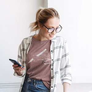 Retro T-shirt met cassettebandje met potloodontwerp - nostalgische GenX-kleding voor muziekliefhebbers (maten en kleuren beschikbaar)