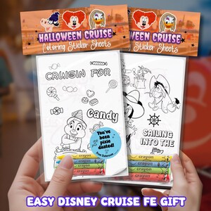 Può includere: Due confezioni in plastica trasparente contenenti fogli di adesivi da colorare Halloween Cruise con disegni al tratto in bianco e nero di personaggi, caramelle e testo tra cui Cruisin For Candy e Sailing Into The. Ogni confezione include quattro pastelli.
