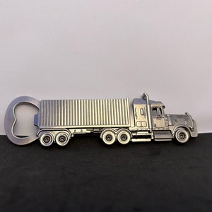 Rehaussez l'expérience de votre bar avec notre ouvre-bouteille pour camion - Là où la fonctionnalité rencontre le style automobile Comprend une carte-cadeau faite main #Camping