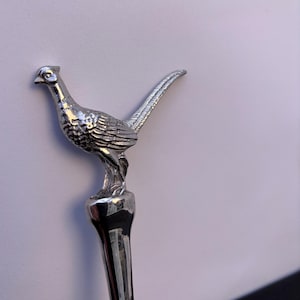 Majestätischer Fasan Flaschenöffner - Verleihe Deiner Bar einen Hauch von Rustikalem Charme! Inklusive personalisierter Geschenkkarte und Geschenkbeutel!