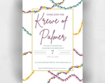 Könnte beinhalten: Eine farbenfrohe Einladung mit einem goldenen Rahmen und dem Text "Come join the Krewe of Palmer" in lila Schrift. Die Einladung ist mit Perlenketten in den Farben Lila, Türkis und Gelb verziert. Der Text unter dem Rahmen lautet "We are celebrating Palmer's 6th birthday!" mit dem Datum und der Uhrzeit der Veranstaltung darunter.