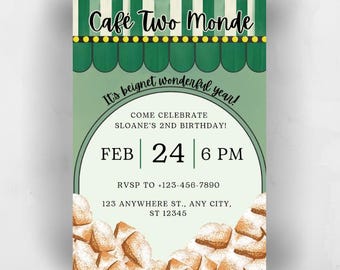Puede incluir: Una tarjeta de invitación verde y amarilla con el texto "Cafe Two Monde" y "It's beignet wonderful year!" La invitación es para el segundo cumpleaños de Sloane, el 24 de febrero a las 6 PM. La información de RSVP está incluida.