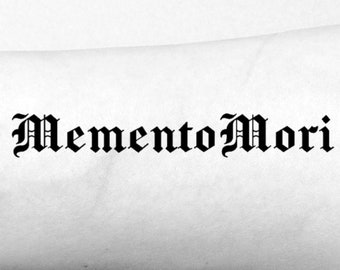 Memento Mori Gothic Old English Tatouage temporaire / Tatouage de citation d’Halloween / Faux tatouage d’horreur / Tatouage temporaire effrayant