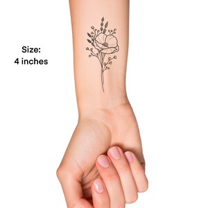 Puede incluir: Un dibujo de l&iacute;nea negra de una flor de amapola con tallos y hojas. El tatuaje tiene un tama&ntilde;o de 10 cm.