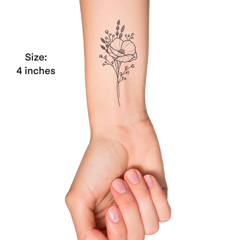 Puede incluir: Un dibujo de l&iacute;nea negra de una flor de amapola con tallos y hojas. El tatuaje tiene un tama&ntilde;o de 10 cm.