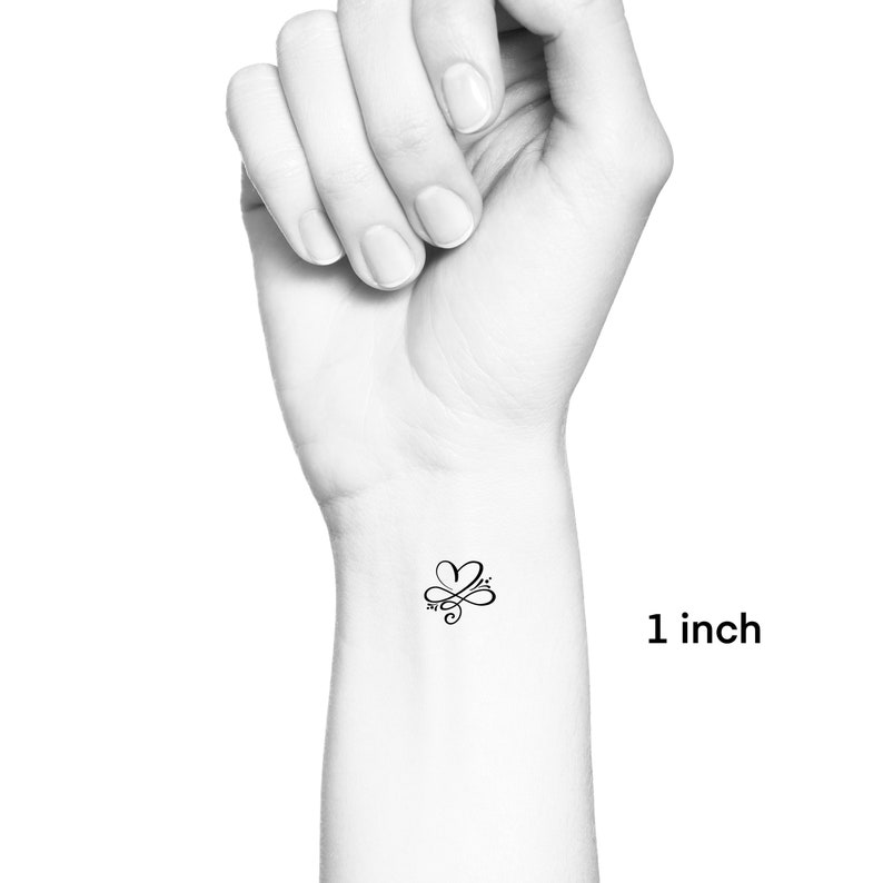 Może przedstawiać: Czarny i biały tymczasowy tatuaż w kształcie symbolu nieskończoności splecionego z sercem. Tatuaż ma około 2,5 cm.