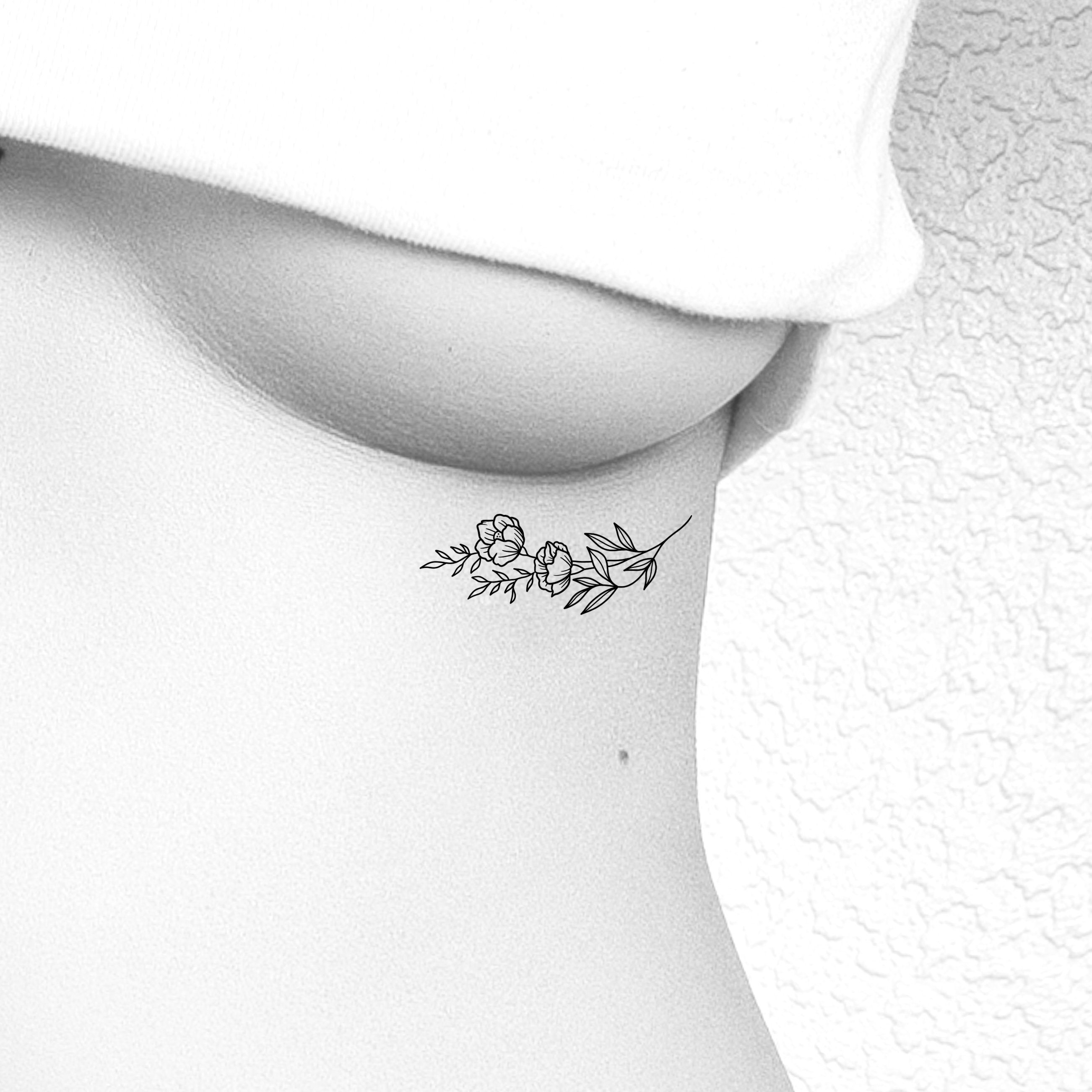 Name Mía tattooed on the side boob.