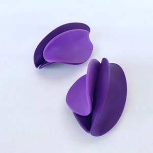 Lila Blütenblatt-Ohrringe, Blumen-Ton-Ohrringe, einzigartige auffällige Ohrringe, Geschenk für Mama, auffällige übergroße Ohrringe, violette Ohrstecker